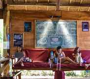 Common Space 7 Mad Monkey Hostel Siargao