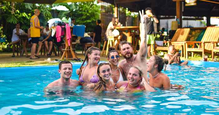 Kolam Renang Mad Monkey Hostel Siargao