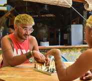 Bar, Cafe and Lounge 6 Mad Monkey Hostel Siargao