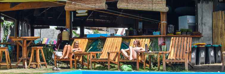 Lobi Mad Monkey Hostel Siargao