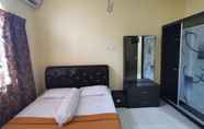 Bedroom 2 OYO 89819 Raz Hotel Kelulut