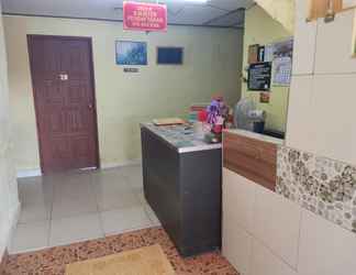 Lobi 2 OYO 89819 Raz Hotel Kelulut