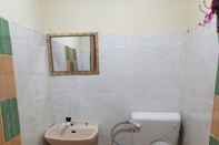 In-room Bathroom OYO 89819 Raz Hotel Kelulut