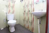 Toilet Kamar OYO 89607 Aloha Chalet