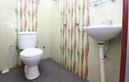 In-room Bathroom 4 OYO 89607 Aloha Chalet