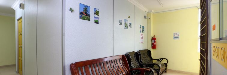 ล็อบบี้ SPOT ON 89857 Azra Inn (rumah Tumpangan)