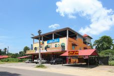 Luar Bangunan SPOT ON 89857 Azra Inn (rumah Tumpangan)