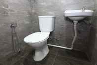 Toilet Kamar Super OYO 89678 Ady Hotel