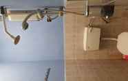 In-room Bathroom 4 SPOT ON 89920 Muwaffaq Inn