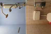 In-room Bathroom SPOT ON 89920 Muwaffaq Inn
