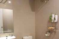 Toilet Kamar 1 Bedroom Cozy Apartment at Marquis De Lafayette Louis Kienne