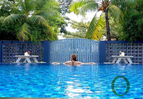Swimming Pool Q Hotel Mayangan