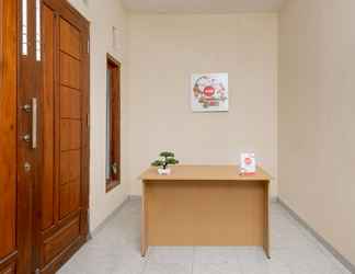 Lobi 2 OYO 3076 Lilik Residence Syariah