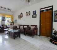 Lobby 5 OYO 3067 Flamboyan Residence Syariah