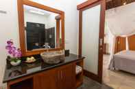 Phòng tắm bên trong Villa Cinta