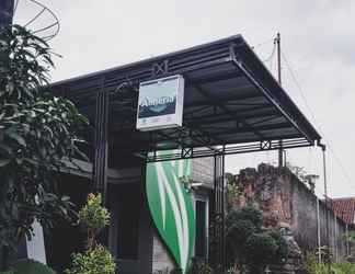 Exterior 2 Almeria House Lake and Hill View Tasikmalaya