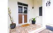 Exterior 5 OYO 2975 House Of Mahira Syariah