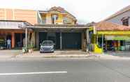 Luar Bangunan 3 SPOT ON 2689 Safira Family Residence Syariah