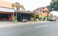 Luar Bangunan 2 SPOT ON 2689 Safira Family Residence Syariah