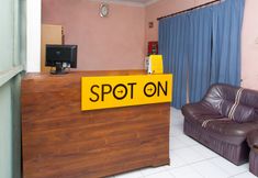 Lobby 5 SPOT ON 2830 Azka Guest House Syariah