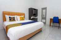 Bedroom SPOT ON 2830 Azka Guest House Syariah