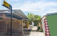 Exterior 4 SPOT ON 2830 Azka Guest House Syariah