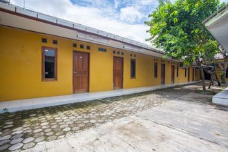 外觀 4 SPOT ON 2830 Azka Guest House Syariah