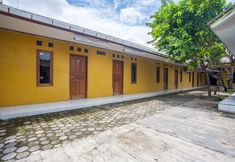 Exterior 2 SPOT ON 2830 Azka Guest House Syariah
