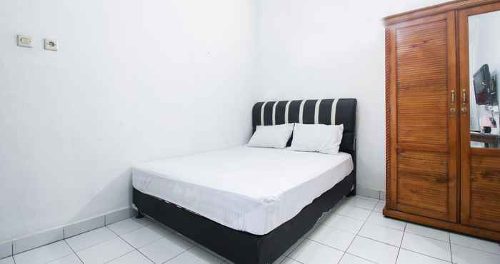 Bedroom OYO Life 2597 Km Kost