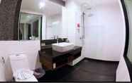 In-room Bathroom 7 Ping An Hotel
