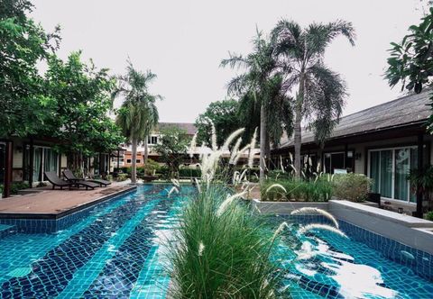 สระว่ายน้ำ Nirundorn Resort