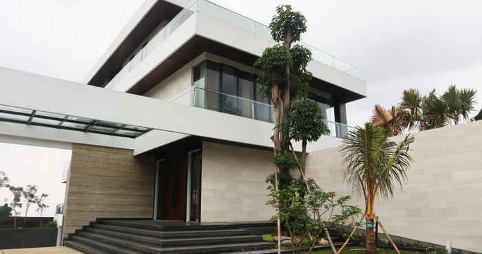 Exterior Luxury 5BR Boutique Villa With Heated Pool at Dago Pakar