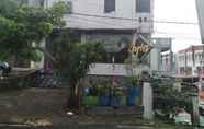 Exterior 3 OYO 3032 Bintaro Family Residence