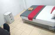 Kamar Tidur 3 Ninjas Room Hostel Cengkareng 