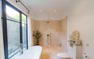 In-room Bathroom 6 Villa Nehal