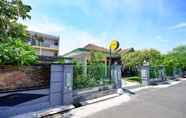 Exterior 7 SPOT ON 2821 Griya Kawula Syariah