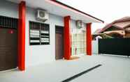 Luar Bangunan 5 SUPER OYO 2940 Papakoel Guest House