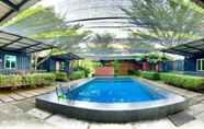 Swimming Pool 4 Petak Padin Cottage by The Pool