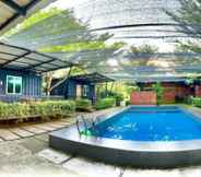 Kolam Renang 4 Petak Padin Cottage by The Pool