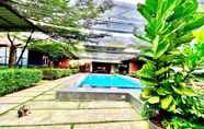 Kolam Renang 7 Petak Padin Cottage by The Pool