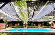 Kolam Renang 3 Petak Padin Cottage by The Pool