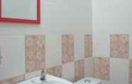 Toilet Kamar 4 SPOT ON 89821 Batu Maung Sempoi Inn And Cafe