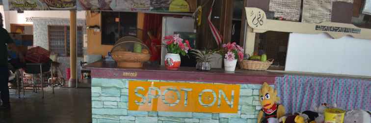 Lobi SPOT ON 89821 Batu Maung Sempoi Inn And Cafe