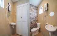 Toilet Kamar 6 OYO 89987 Nautilus Bay Home Inn