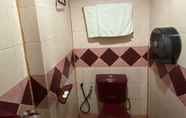 Toilet Kamar 4 OYO 89958 Hotel Umimas