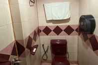 Toilet Kamar OYO 89958 Hotel Umimas