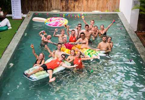 Swimming Pool Mad Monkey Hostel Phnom Penh