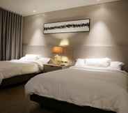 Kamar Tidur 5 Subic Bay Travelers Hotel & Event Center