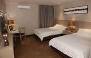 Kamar Tidur 3 Subic Bay Travelers Hotel & Event Center