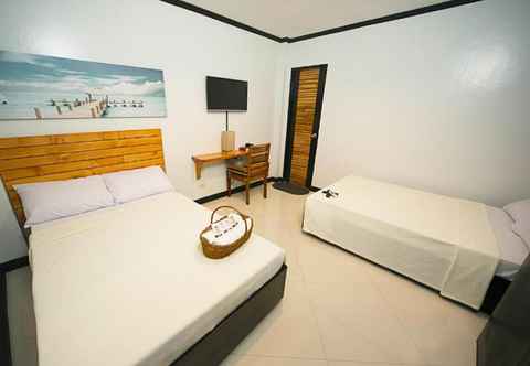 Kamar Tidur Mahogany Tourist Inn